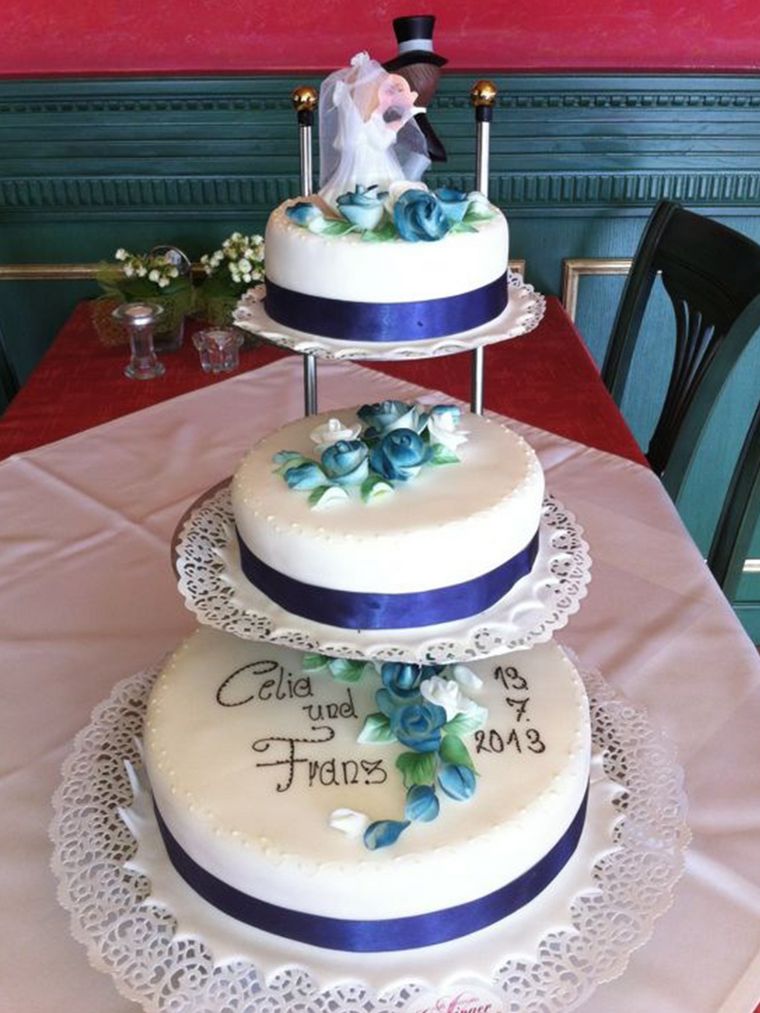 Hochzeitstorte mit Zucker-Braupaar