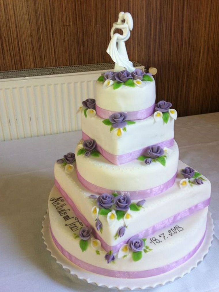 Mehrstöckige Hochzeitstorte mit Pärchen