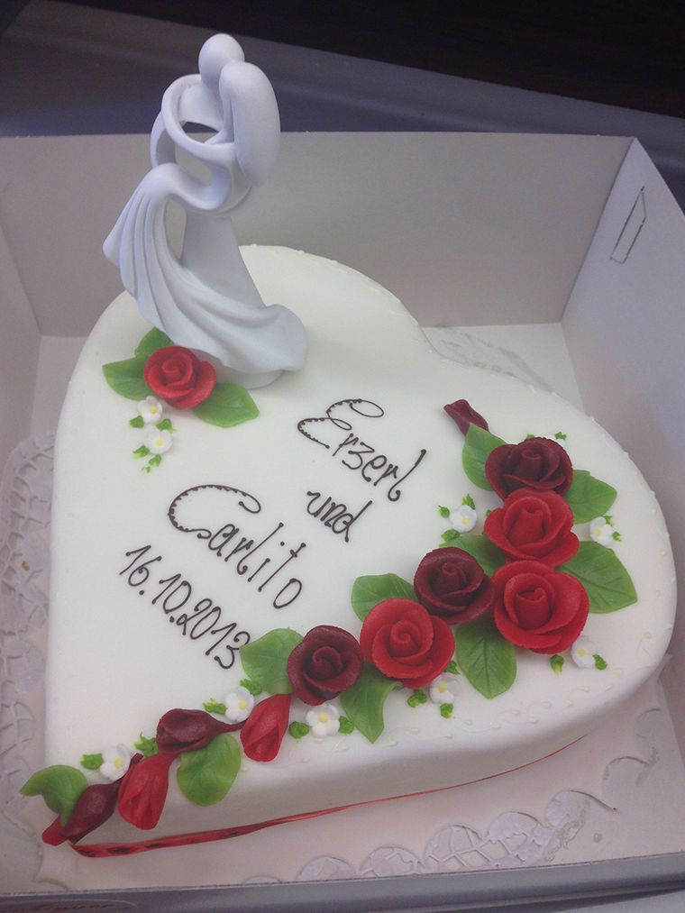 Torte in Herzform mit Figuren
