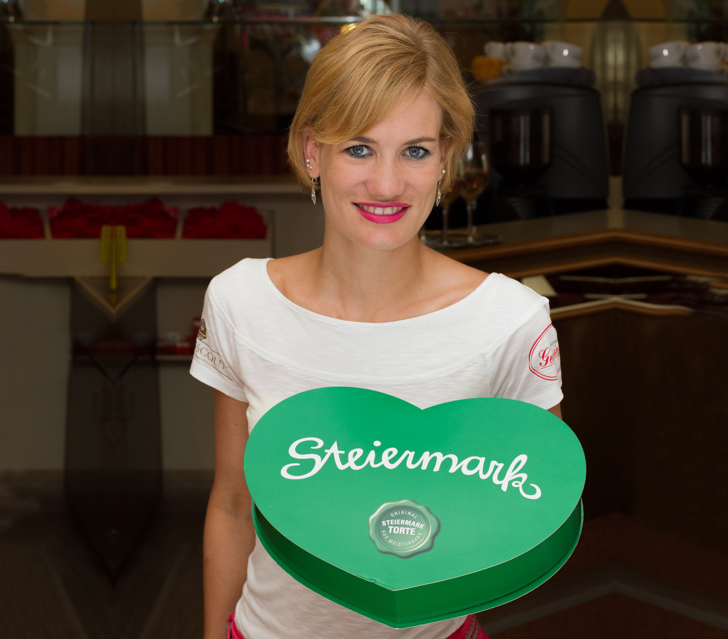 Iris Hammer mit der Steiermarktorte 