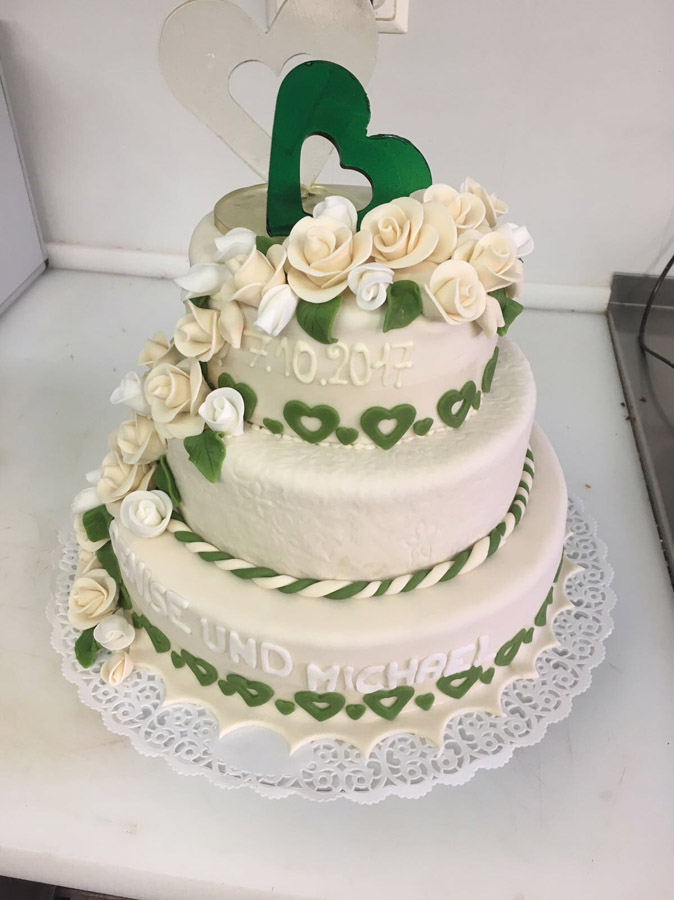 Hochzeitstorte von Gensinger mit Herz und Rosen